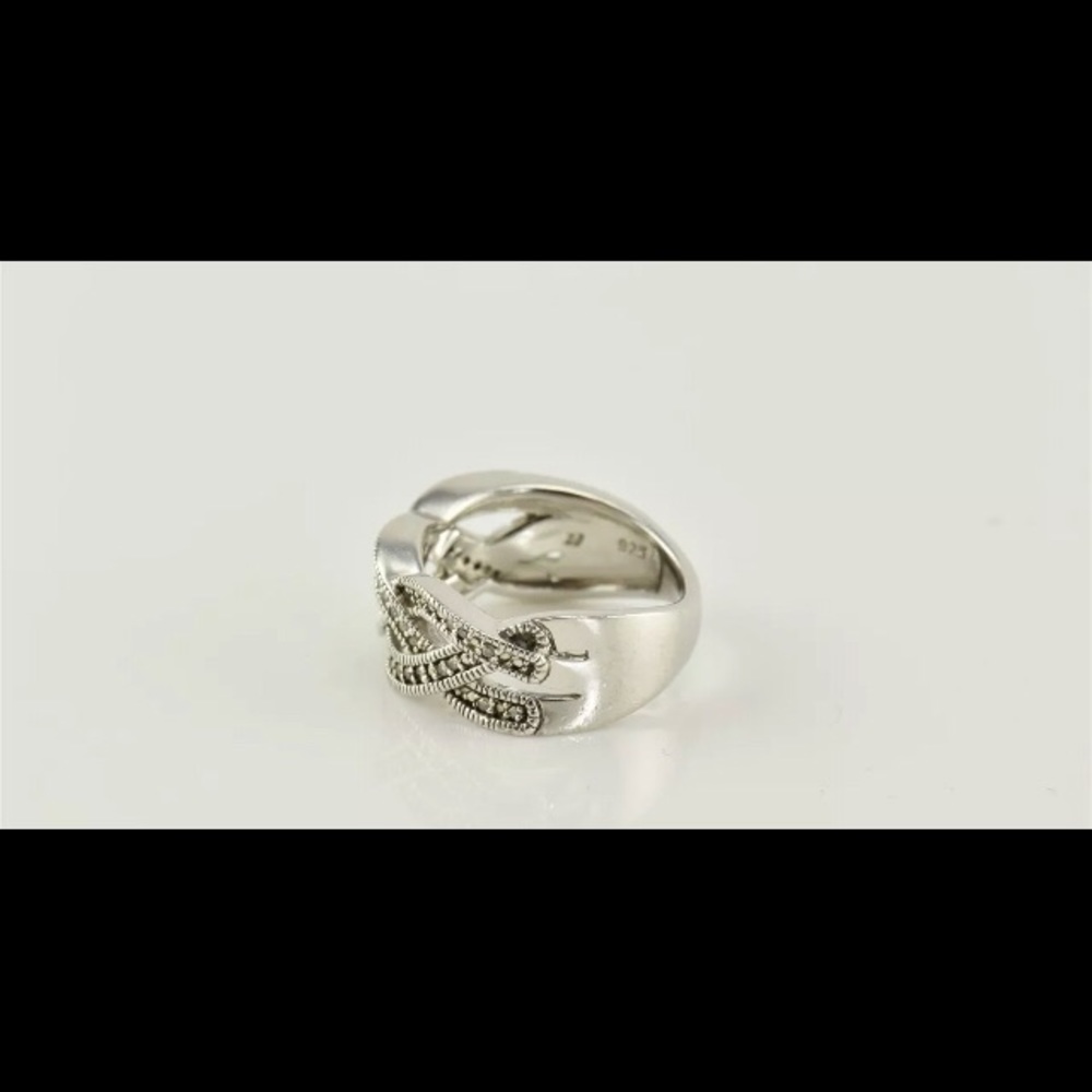 Crossover band with diamond accents - Picture 3 of 4